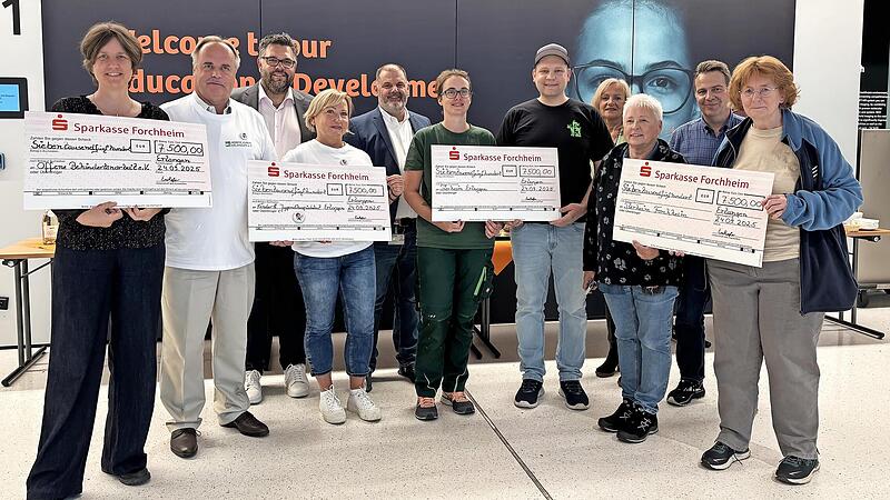 Sie freuen sich über die Spende und bedankten sich bei allen Healthineers (v. l.): Simone Fahmy (Einrichtungsleitung bei der Offenen Behindertenarbeit Forchheim), Harald Herrmann (Beisitzer im Hospizverein Erlangen), Marco Friepes (Ausbildungsleit...