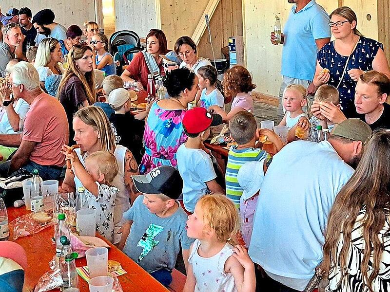 Die Kinder machten schon mal eine Probe-Brotzeit in den neuen Räumen.Klaus Rössner Die Kinder machten schon mal eine Probe-Brotzeit in den neuen Räumen.Klaus Rössner
