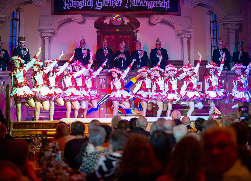 Die Gardem&auml;dchen des BTC Garitz bei ihrer Sitzung im Jahr 2025 auf der B&uuml;hne.