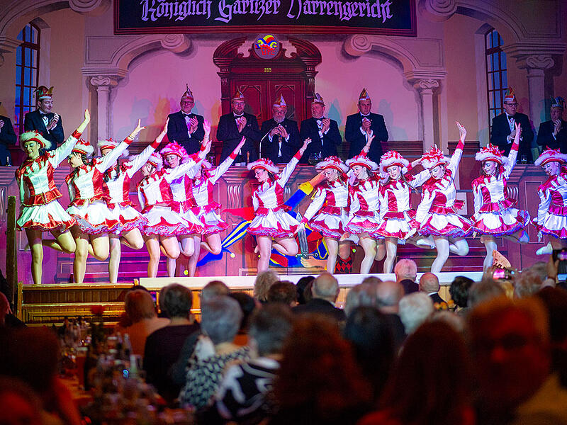 Die Gardem&auml;dchen des BTC Garitz bei ihrer Sitzung im Jahr 2025 auf der B&uuml;hne.