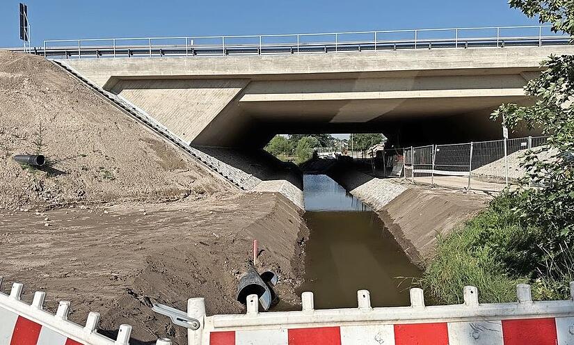 F&uuml;r einen Teil der Sch&auml;den an der Br&uuml;cke &uuml;ber den Simon-Rabl-Weg in He&szlig;dorf soll nun die Gemeinde aufkommen.