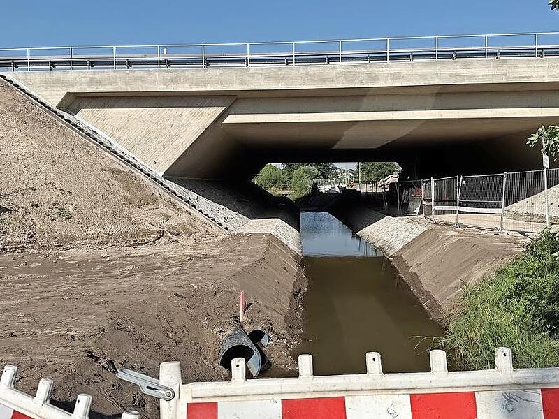 F&uuml;r einen Teil der Sch&auml;den an der Br&uuml;cke &uuml;ber den Simon-Rabl-Weg in He&szlig;dorf soll nun die Gemeinde aufkommen.