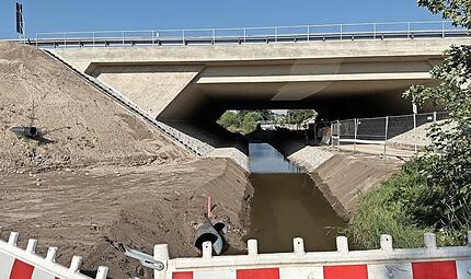 F&uuml;r einen Teil der Sch&auml;den an der Br&uuml;cke &uuml;ber den Simon-Rabl-Weg in He&szlig;dorf soll nun die Gemeinde aufkommen.
