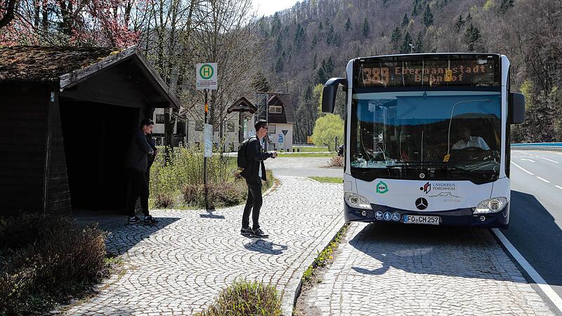 St&uuml;ndlich f&auml;hrt ein Bus durchs Wiesenttal nach Ebermannstadt. Wer im &ouml;ffentlichen Nahverkehr von Muggendorf nach Forchheim m&ouml;chte, muss Geduld mitbringen. Das hat unser FT-Reporter Ronald Heck selbst erlebt.Forchheim & Fr&auml;nkische Schweiz