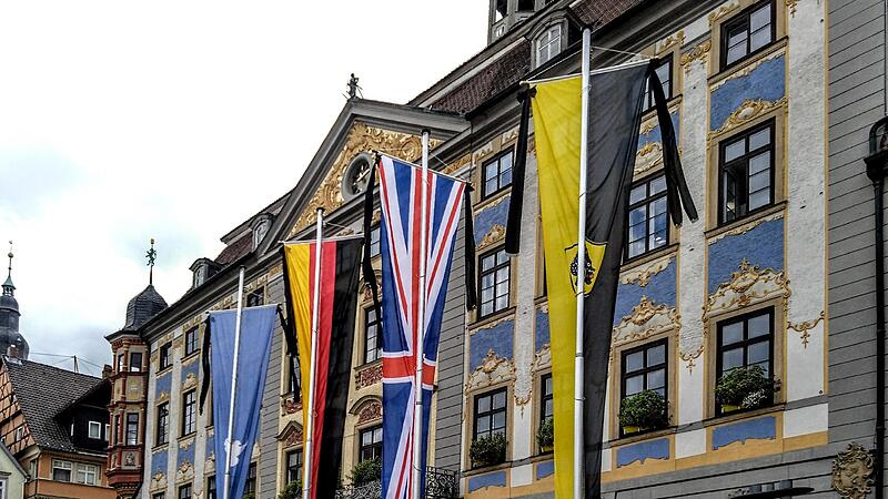 Zwischen der Coburg- und der Deutschland-Fahne h&auml;ngt seit Freitag die britische Fahne vor dem Coburger Rathaus.