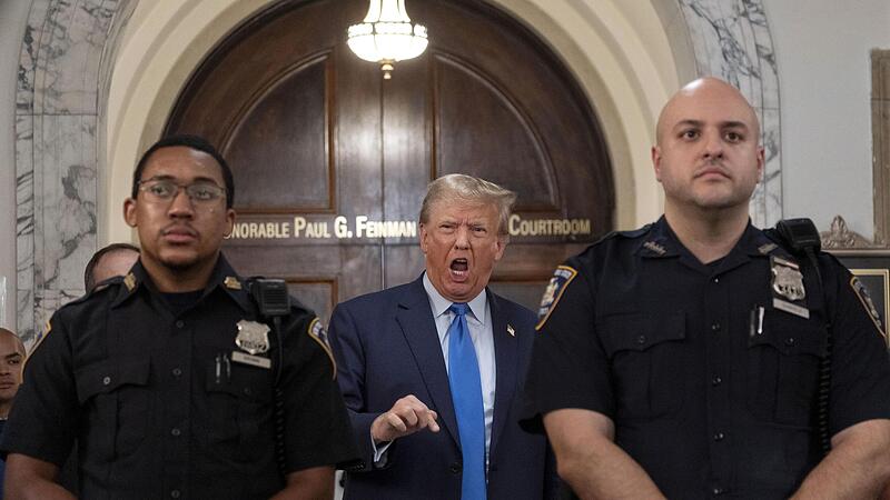 Donald Trump, ehemaliger Präsident der USA, spricht zu Reportern während einer Mittagspause im New York State Supreme Courthouse. Trump hat sich persönlich einem Betrugsprozess in New York gestellt, der sein Geschäftsimperium in der Metropole zer...