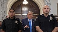 Donald Trump, ehemaliger Präsident der USA, spricht zu Reportern während einer Mittagspause im New York State Supreme Courthouse. Trump hat sich persönlich einem Betrugsprozess in New York gestellt, der sein Geschäftsimperium in der Metropole zer...