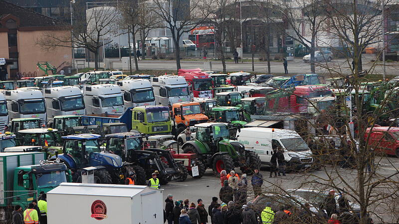 Demo auf dem Anger - Bauernprotest in Coburg mit mehr als 500 Treckern