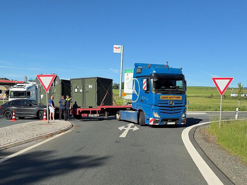 Unfall an Autobahn Obwohl die Anschlussstelle Marktschorgast in Fahrtrichtung München gesperrt war, wollte der Fahrer eines Sattelzugs auf die Autobahn gelangen.