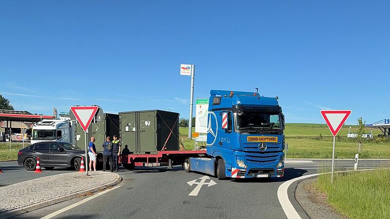 Unfall an Autobahn Obwohl die Anschlussstelle Marktschorgast in Fahrtrichtung München gesperrt war, wollte der Fahrer eines Sattelzugs auf die Autobahn gelangen.