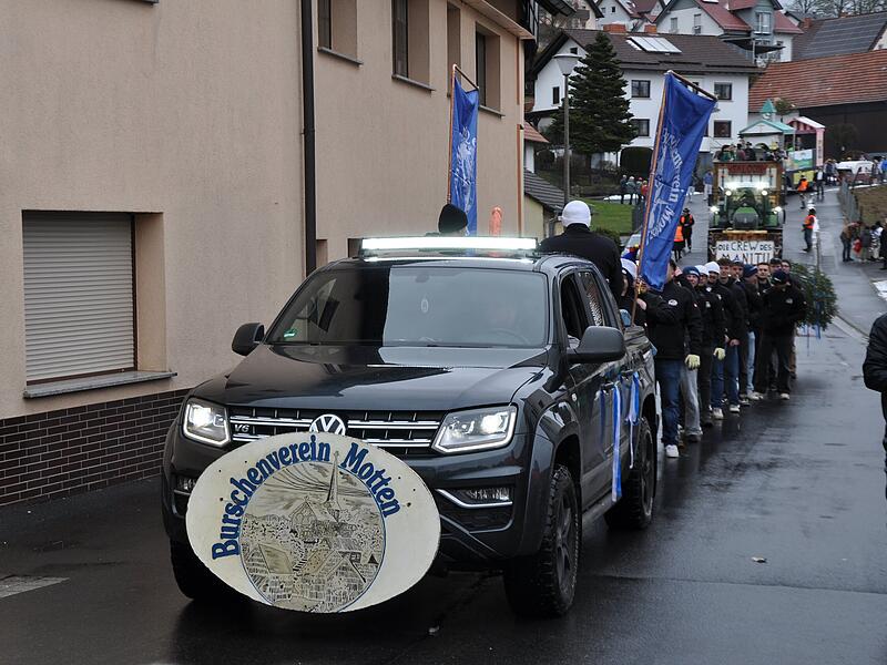 Der Mottener Burschenverein mit seinem &bdquo;Knick-Baum&ldquo;