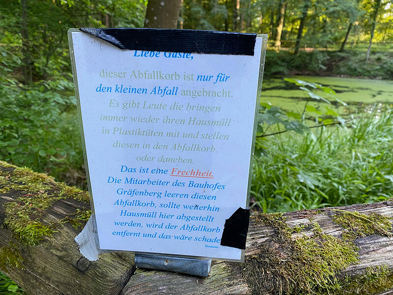 Achtsamkeit NaturForchheim & Fränkische Schweiz Am Parkplatz im Gräfenberger Buchwald gibt es einige Schilder, die auf die Problematik aufmerksam machen und von Vielen ignoriert werden