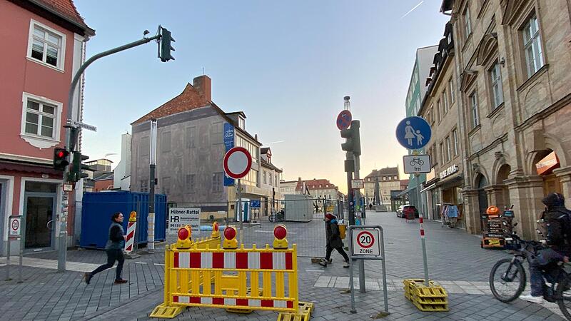 Umstrittenes Fahrverbot: Seit dieser Woche gibt es hier f&uuml;r Autofahrer kein Durchkommen mehr. Kettenbr&uuml;ckstra&szlig;e auf H&ouml;he der Baustelle.