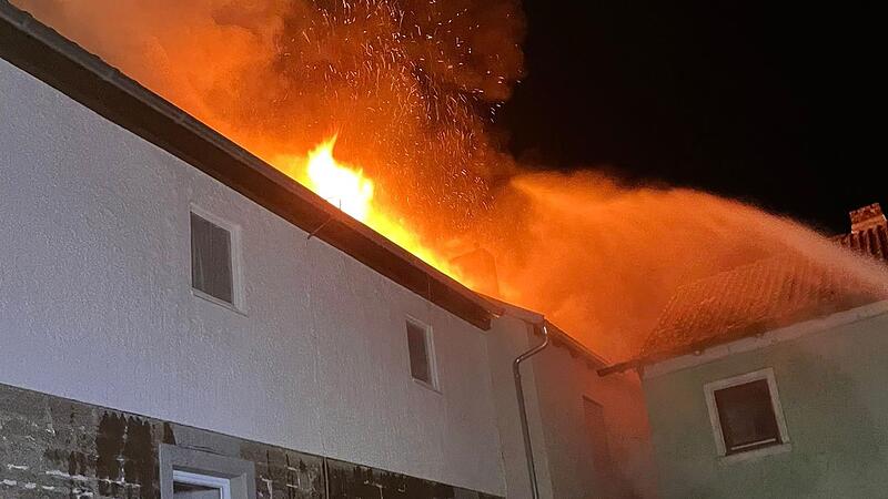 Bei einem Wohnhausbrand in Gro&szlig;wenkheim (Lkr. Bad Kissingen) im Februar konnte eine Frau nur noch tot geborgen werden. Nun steht ihr 18 Jahre alter Sohn wegen Totschlags vor dem Landgericht Schweinfurt.