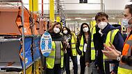 Amazon-Mitarbeiter Maximilian Valentin (rechts) weiht die Pommersfeldener Ratsmitglieder in die Betriebsabläufe ein. Amazon-Mitarbeiter Maximilian Valentin (rechts) weiht die Pommersfeldener Ratsmitglieder in die Betriebsabläufe ein.