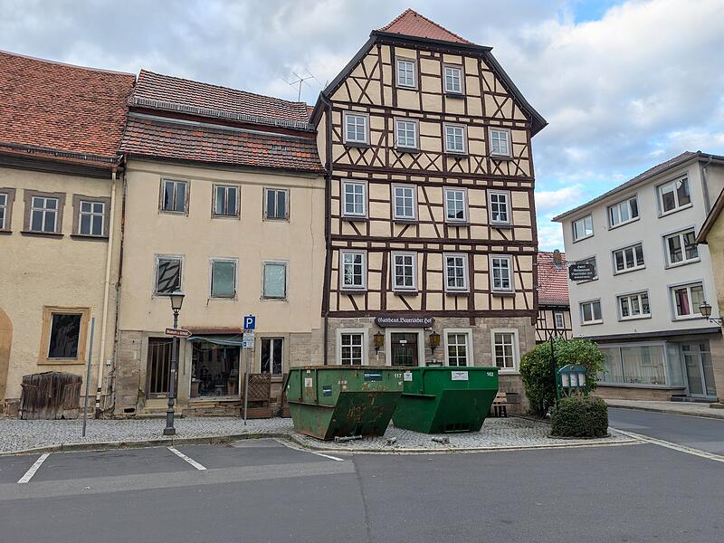 Vor dem Bayerischen Hof am Marktplatz M&uuml;nnerstadt stehen Container.