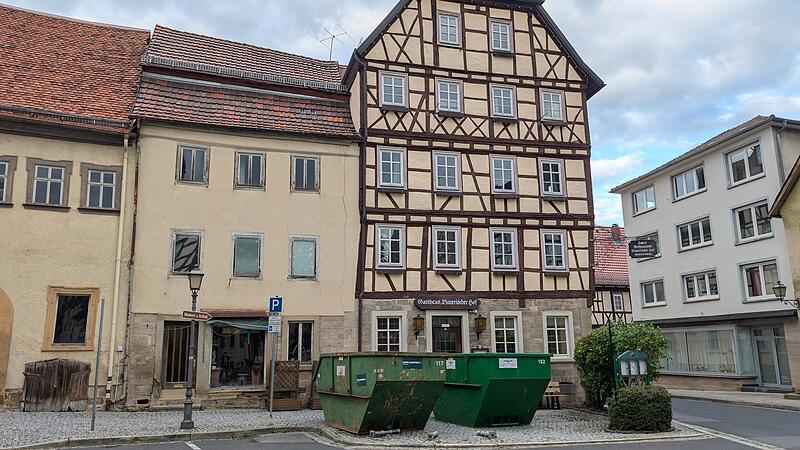 Bayerischer Hof in Münnerstadt am Marktplatz Vor dem Bayerischen Hof am Marktplatz Münnerstadt stehen Container.