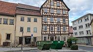 Bayerischer Hof in Münnerstadt am Marktplatz Vor dem Bayerischen Hof am Marktplatz Münnerstadt stehen Container.
