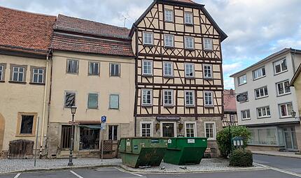 Vor dem Bayerischen Hof am Marktplatz M&uuml;nnerstadt stehen Container.