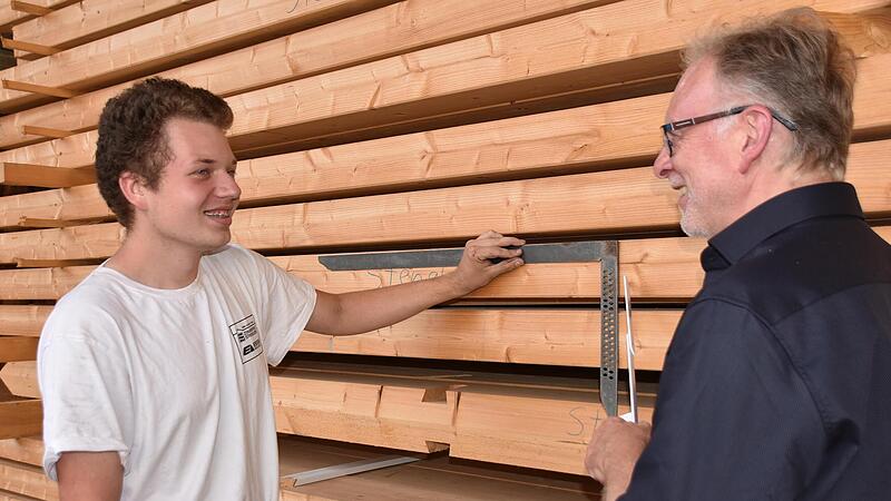 Kreishandwerksmeister Günther Stenglein arbeitet gerne mit jungen Leuten. Für den Zimmerer-Azubi Maximilian Petschner (links) ist klar: „Ich habe mich für den richtigen Beruf entschieden.“ Kreishandwerksmeister Günther Stenglein arbeitet gerne mit jungen Leuten. Für den Zimmerer-Azubi Maximilian Petschner (links) ist klar: „Ich habe mich für den richtigen Beruf entschieden.“