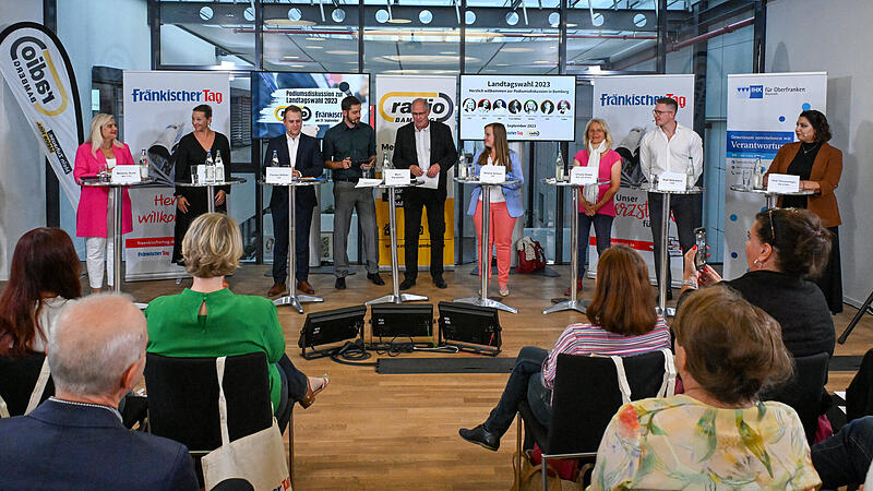 Auf dem Podium neben den Moderatoren Sebastian Schanz (Fränkischer Tag) und Marc Peratoner (Radio Bamberg): Melanie Huml (CSU), Eva Jutzler (SPD), Florian Köhler (AfD), Verena Scheer (Freie Wähler), Ursula Sowa (Die Grünen), Ralf Stöcklein (FDP) und Hilal Tavsancioglu (Die Linke)