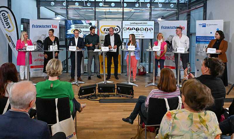 Auf dem Podium neben den Moderatoren Sebastian Schanz (Fr&auml;nkischer Tag) und Marc Peratoner (Radio Bamberg): Melanie Huml (CSU), Eva Jutzler (SPD), Florian K&ouml;hler (AfD), Verena Scheer (Freie W&auml;hler), Ursula Sowa (Die Gr&uuml;nen), Ralf St&ouml;cklein (FDP) und Hilal Tavsancioglu (Die Linke)