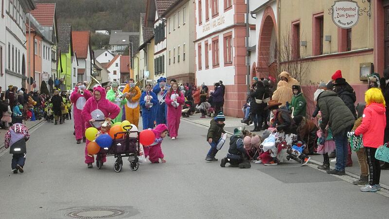 Groß und Klein haben Spaß beim Faschingszug in Elfershausen. Groß und Klein haben Spaß beim Faschingszug in Elfershausen.