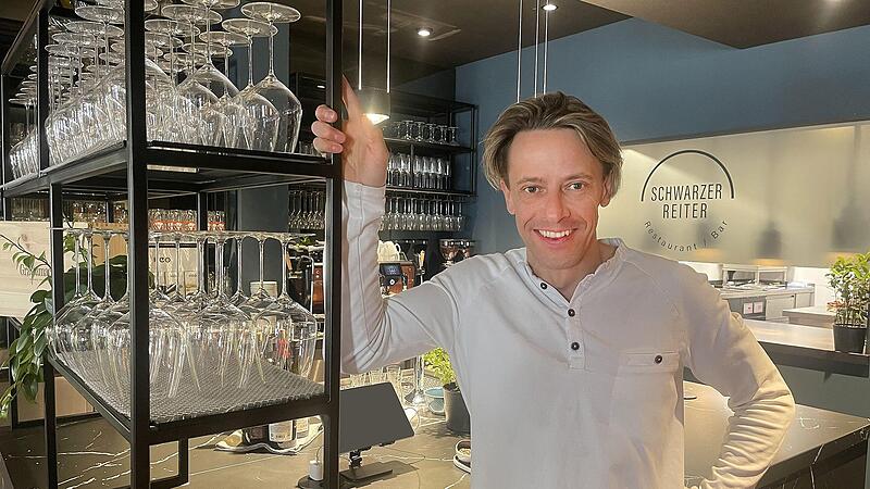 Roland Reuss in seinem Restaurant am Marktplatz in Kulmbach, dem „Schwarzen Reiter“.