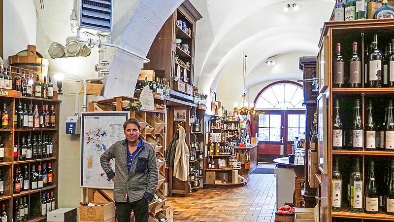 Vor 150 Jahren wurde die Weingro&szlig;handlung und Konditorei Oertel in Coburg gegr&uuml;ndet. Torten und Kuchen gibt es nicht mehr. Daf&uuml;r im Zeughaus in der Gro&szlig;en Johannisgasse ein umfangreiches Sortiment an Weinen und Spirituosen. Florian Oertel f&uuml;hrt de...