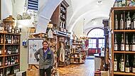 Vor 150 Jahren wurde die Weingroßhandlung und Konditorei Oertel in Coburg gegründet. Torten und Kuchen gibt es nicht mehr. Dafür im Zeughaus in der Großen Johannisgasse ein umfangreiches Sortiment an Weinen und Spirituosen. Florian Oertel führt de... Vor 150 Jahren wurde die Weingroßhandlung und Konditorei Oertel in Coburg gegründet. Torten und Kuchen gibt es nicht mehr. Dafür im Zeughaus in der Großen Johannisgasse ein umfangreiches Sortiment an Weinen und Spirituosen. Florian Oertel führt de...