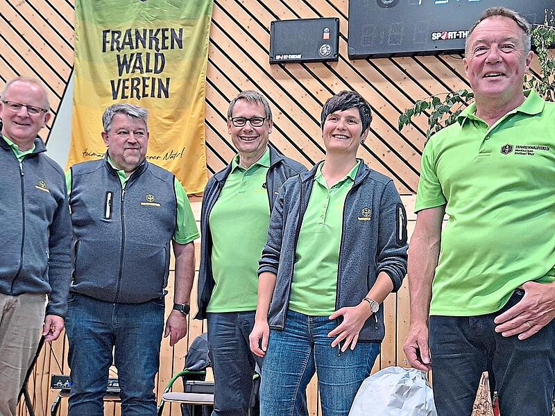 Hauptvorsitzender Stefan Münch, Stellv. Hauptvorsitzender Günter Demmig, Hauptvorsitzender Roland Wolfrum, Geschäftsführerin Julia Rubsch und der Nordhalbener FWV-Obmann Michael Wolf (von links). Hauptvorsitzender Stefan Münch, Stellv. Hauptvorsitzender Günter Demmig, Hauptvorsitzender Roland Wolfrum, Geschäftsführerin Julia Rubsch und der Nordhalbener FWV-Obmann Michael Wolf (von links).
