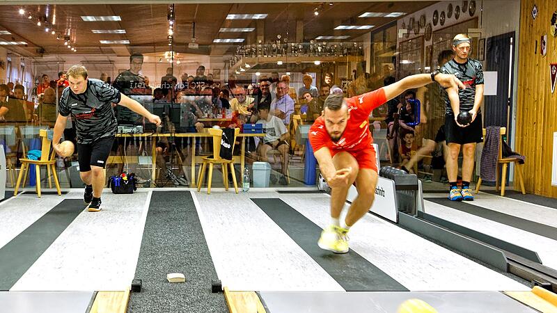 Die F&ouml;lschnitzer um Alexander Gr&auml;f (li.) und Andreas Haberstumpf (re.) durften sich zur Einweihung ihrer Bahnen mit Deutschlands bester Kegelmannschaft messen. Die Zerbster um Manuel Wei&szlig; (vorne) zeigten eindrucksvoll, was sie draufhaben.