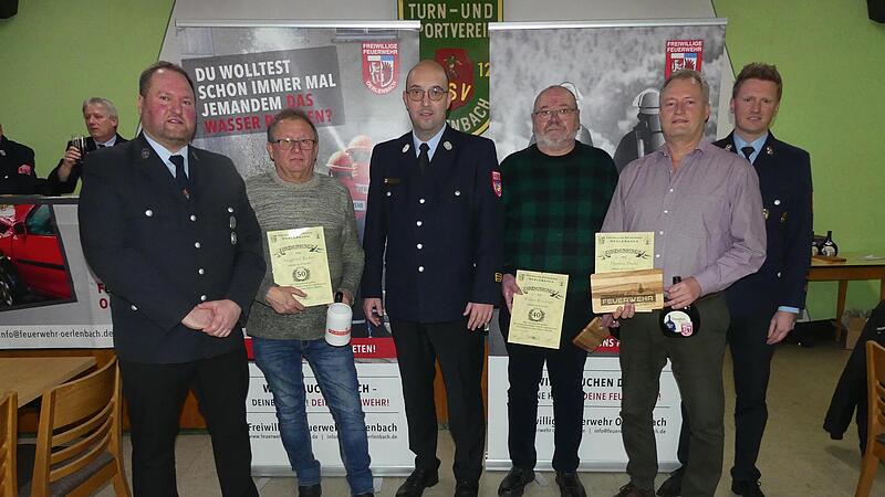 Ehrungen bei der Freiwilligen Feuerwehr Oerlenbach: (von links) Vorsitzender Thorsten Duda, Siegfried Bieber (50 Jahre), Kreisbrandmeister Alexander Böse (25 Jahre), Walter Kirchner und Thomas Duda (jeweils 40 Jahre) und Kommandant Michael Kuhn.