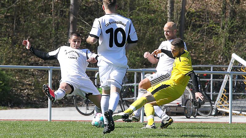 Der Schuss des Merkendorfers Marc Dürbeck (rechs) wird von Thomas Finzel geblockt. Der Schuss des Merkendorfers Marc Dürbeck (rechs) wird von Thomas Finzel geblockt.