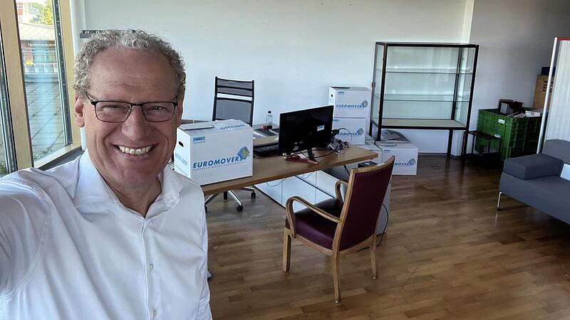 Vom Büro Abschied nehmen hieß es nach mehr als vier Jahren auch für den Bürgermeister von Herzogenaurach German Hacker. Vom Büro Abschied nehmen hieß es nach mehr als vier Jahren auch für den Bürgermeister von Herzogenaurach German Hacker.