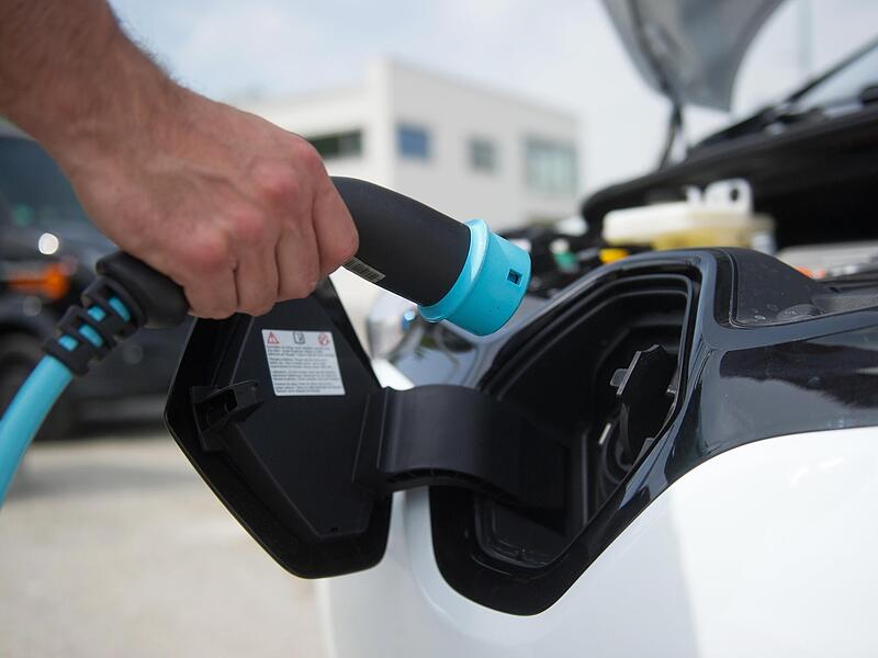 Der Umweltbonus für E-Autos soll nach den Plänen von Umweltminister Schneider sozial gerechter gestaltet werden.