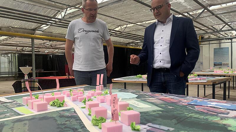Bürgermeister Michael Kastl (rechts) und Klimamanager Stefan Richter betrachten einen von den Bürgern entwickelten Entwurf für das Treibhaus-Projekt. Jetzt hat der Architektenwettbewerb begonnen. Bürgermeister Michael Kastl (rechts) und Klimamanager Stefan Richter betrachten einen von den Bürgern entwickelten Entwurf für das Treibhaus-Projekt. Jetzt hat der Architektenwettbewerb begonnen.