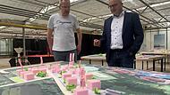 Bürgermeister Michael Kastl (rechts) und Klimamanager Stefan Richter betrachten einen von den Bürgern entwickelten Entwurf für das Treibhaus-Projekt. Jetzt hat der Architektenwettbewerb begonnen. Bürgermeister Michael Kastl (rechts) und Klimamanager Stefan Richter betrachten einen von den Bürgern entwickelten Entwurf für das Treibhaus-Projekt. Jetzt hat der Architektenwettbewerb begonnen.