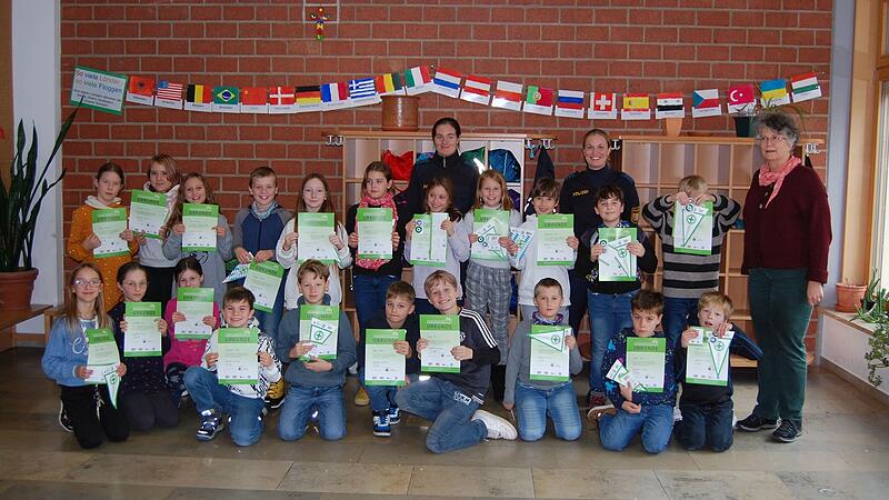 Stolz präsentieren die Mädchen und Jungen ihren Fahrradführerschein. Stolz präsentieren die Mädchen und Jungen ihren Fahrradführerschein.