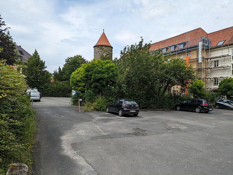 Der Teil rechts gehört der Carl-von-Heß-Sozialstiftung. Der Teil rechts gehört der Carl-von-Heß-Sozialstiftung.