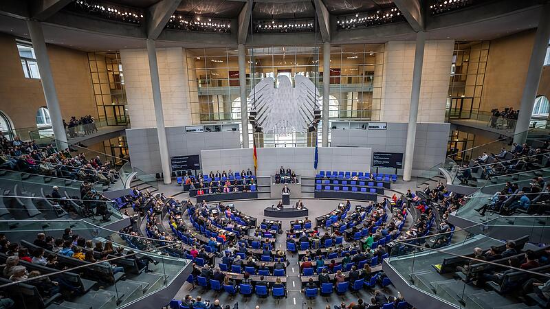 Mit der jetzt beschlossenen Wahlrechtsreform der Ampel-Regierung soll der Deutsche Bundestag künftig deutlich weniger Mitglieder haben. Die Opposition läuft gegen die Entscheidung Sturm und will die Reform vom Bundesverfassungsgericht prüfen lassen. Mit der jetzt beschlossenen Wahlrechtsreform der Ampel-Regierung soll der Deutsche Bundestag künftig deutlich weniger Mitglieder haben. Die Opposition läuft gegen die Entscheidung Sturm und will die Reform vom Bundesverfassungsgericht prüfen lassen.