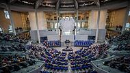 Mit der jetzt beschlossenen Wahlrechtsreform der Ampel-Regierung soll der Deutsche Bundestag künftig deutlich weniger Mitglieder haben. Die Opposition läuft gegen die Entscheidung Sturm und will die Reform vom Bundesverfassungsgericht prüfen lassen. Mit der jetzt beschlossenen Wahlrechtsreform der Ampel-Regierung soll der Deutsche Bundestag künftig deutlich weniger Mitglieder haben. Die Opposition läuft gegen die Entscheidung Sturm und will die Reform vom Bundesverfassungsgericht prüfen lassen.