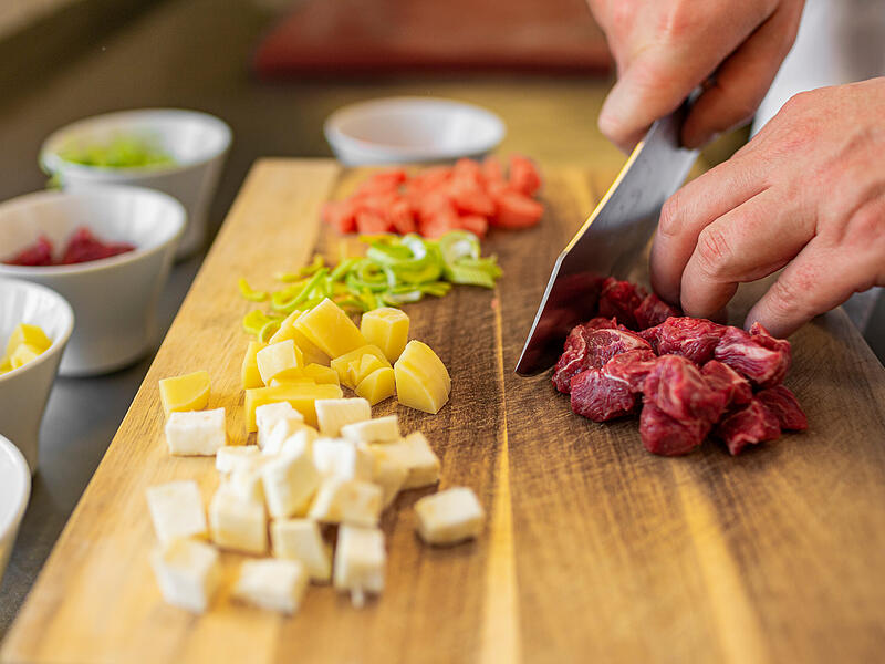 Frankenwald Tourismus neue Reihe kulinarische Spezialität des Monats Die Schnitz müssen vorab geschnitten werden.