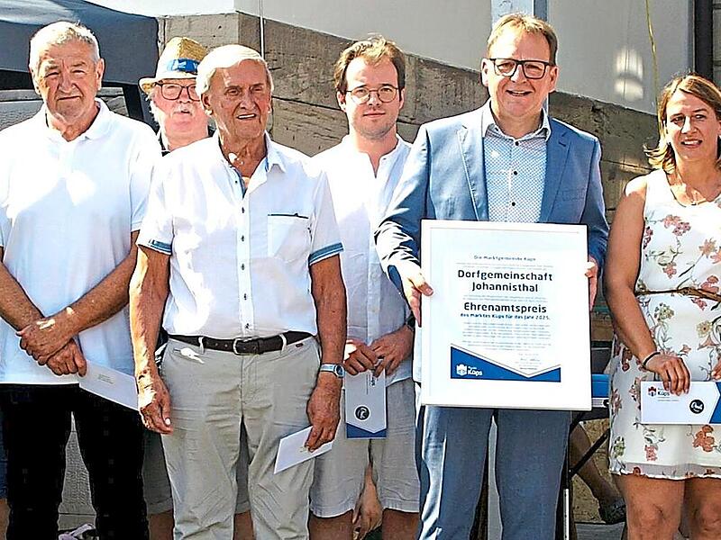 Bürgermeister Rebhan bei der Verleihung des Ehrenamtspreises.Herbert Knoth Bürgermeister Rebhan bei der Verleihung des Ehrenamtspreises.Herbert Knoth