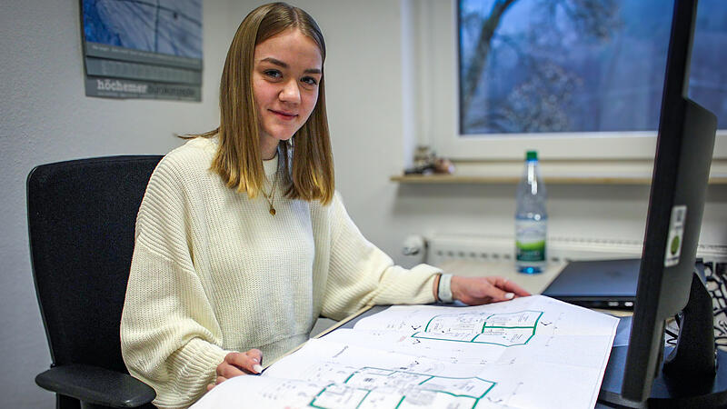 Alicia Markert beim studieren eines Bauplanes der Gemeinde Zeitlofs.