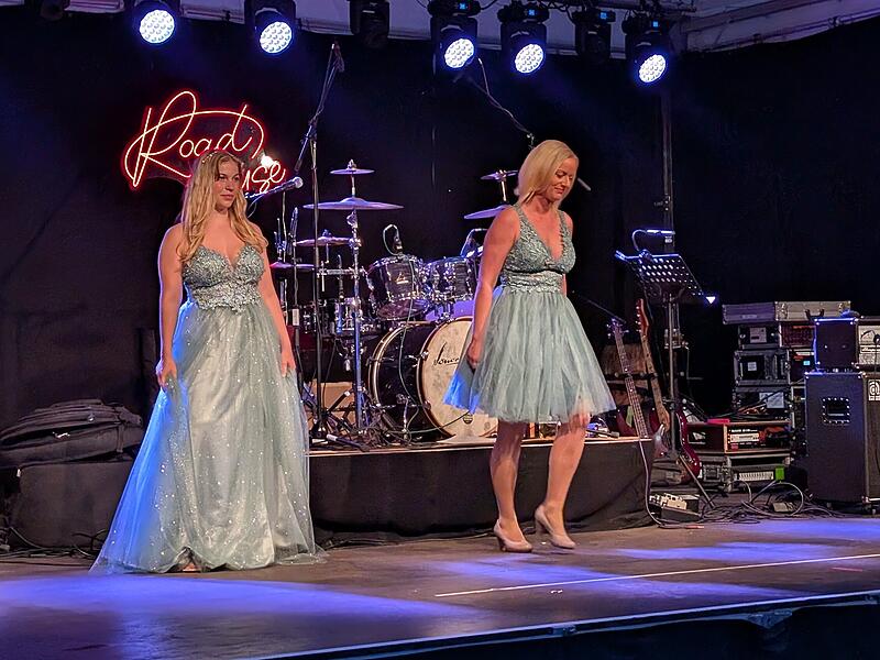 Stadtfest Musik und Märkte in Münnerstadt 2025Stadtfest Musik und Märkte 2025 in Münnerstadt In der Pause des Roadhouse-Auftrittes gab es eine Brautmodenshow.