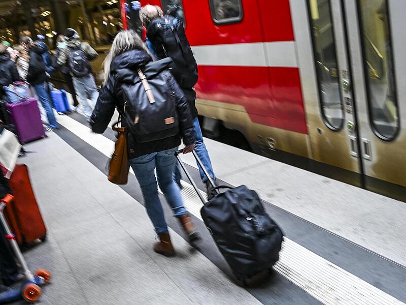 Am letzten Schultag vor den Osterferien in Berlin und Brandenburg sind zahlreiche Reisende auf dem Hauptbahnhof unterwegs. Am letzten Schultag vor den Osterferien in Berlin und Brandenburg sind zahlreiche Reisende auf dem Hauptbahnhof unterwegs.