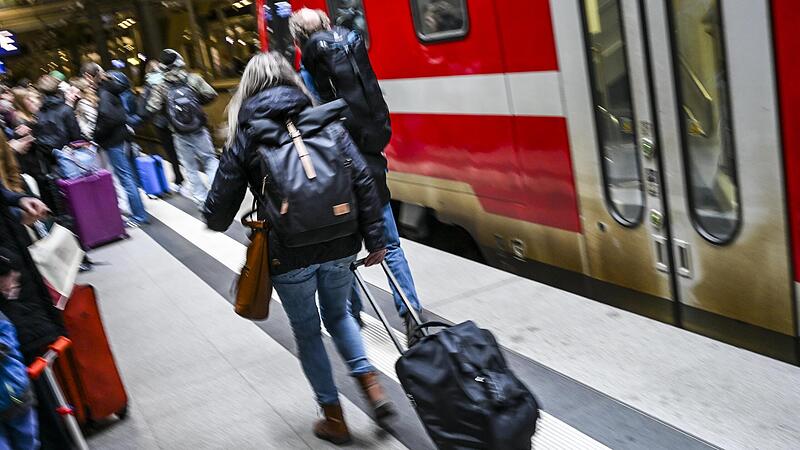 Am letzten Schultag vor den Osterferien in Berlin und Brandenburg sind zahlreiche Reisende auf dem Hauptbahnhof unterwegs. Am letzten Schultag vor den Osterferien in Berlin und Brandenburg sind zahlreiche Reisende auf dem Hauptbahnhof unterwegs.