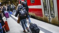 Am letzten Schultag vor den Osterferien in Berlin und Brandenburg sind zahlreiche Reisende auf dem Hauptbahnhof unterwegs.