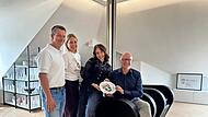 Stolzer Moment: Gemeinsam mit ihren Eltern Peter und Anette Liebler (links) freut sich Friseurmeisterin Sina Liebler &uuml;ber den Schritt in die Selbstst&auml;ndigkeit. B&uuml;rgermeister Stefan Paulus (rechts) &uuml;berbrachte Gl&uuml;ckw&uuml;nsche.